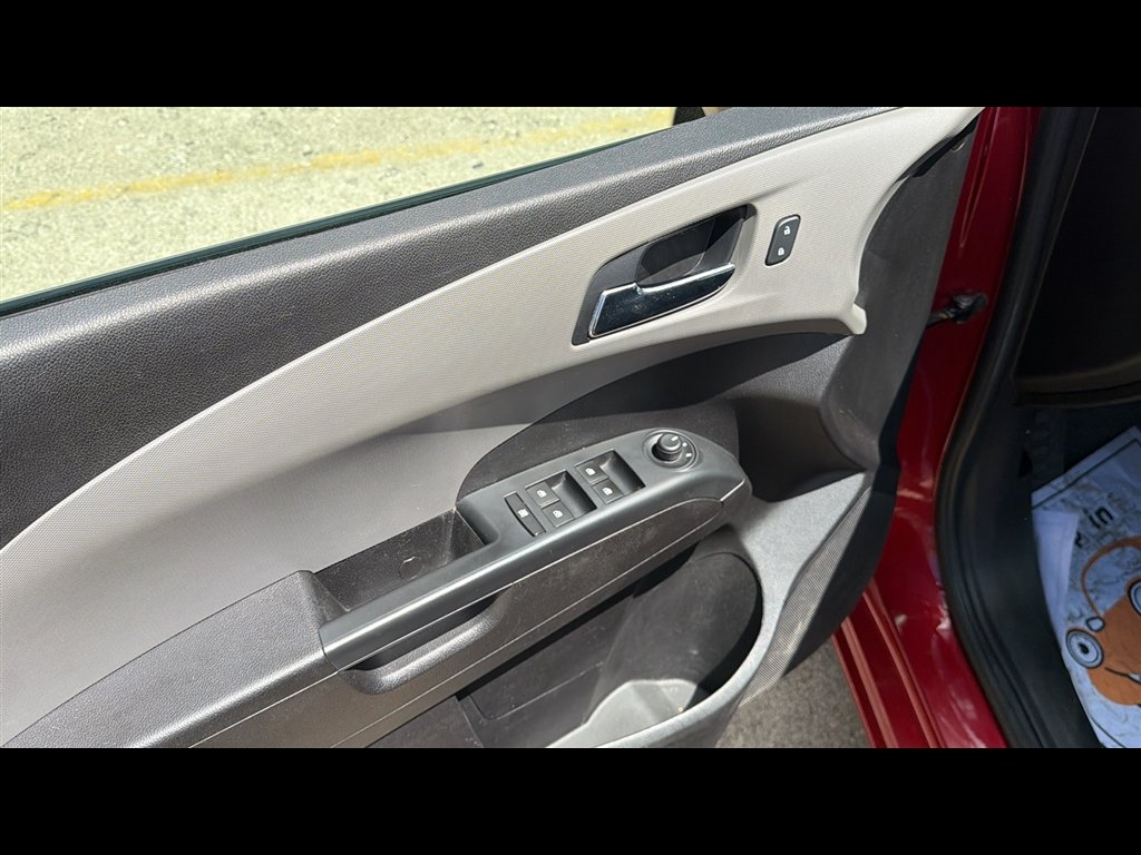 Used 2016 CRYSTAL RED TINTCOAT Chevrolet LT image 7