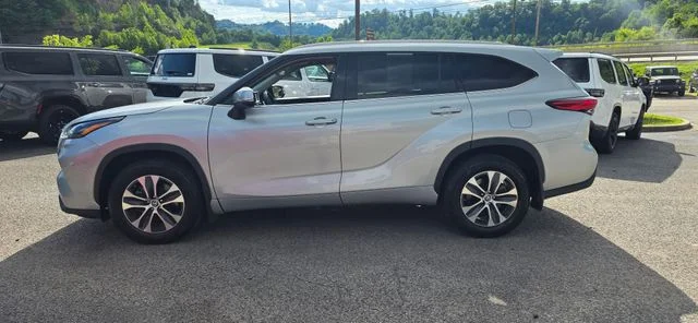 Used 2022 Silver Toyota XLE image 5