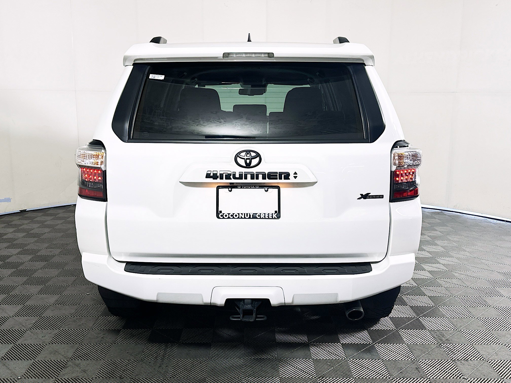 Used 2022 White Toyota SR5 image 4