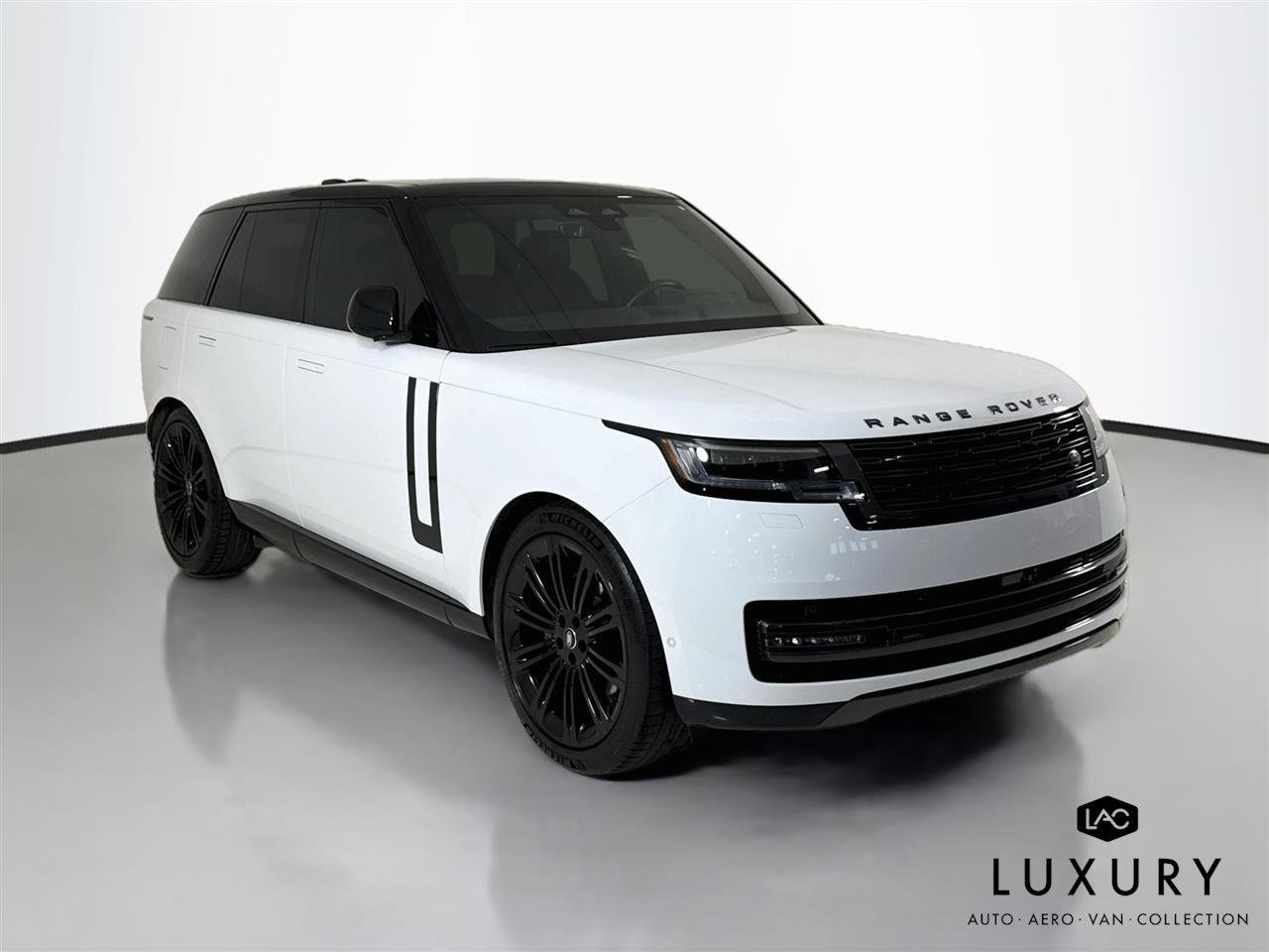 Used 2024 Fuji White Land Rover SE | Blackout Pkg | 360 Camera | Heated/Vented Seats image 3