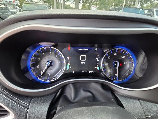 New 2027 Hydro Blue Pearl-Coat Exterior Paint Chrysler Select image 18