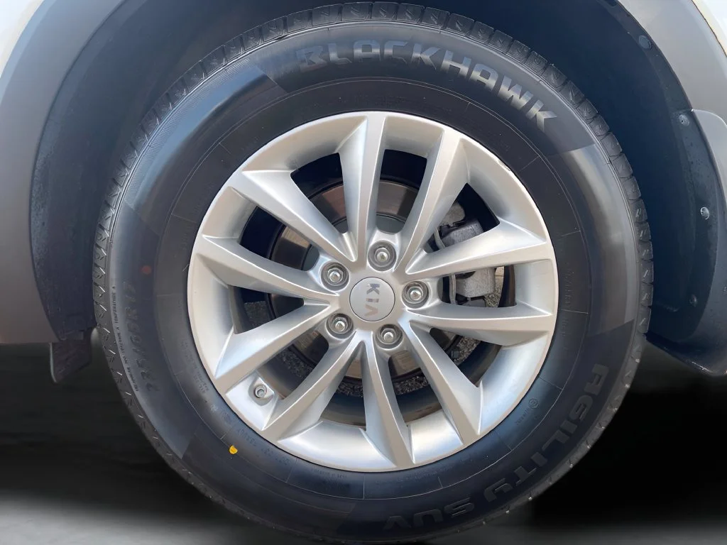 Used 2017 White Kia LX image 36