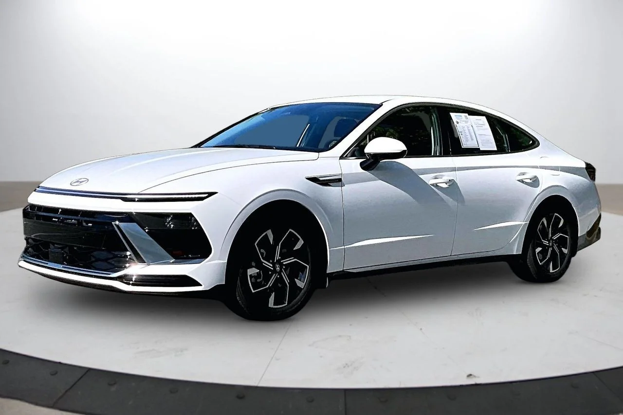 Certified Used 2025 White Hyundai SEL image 4