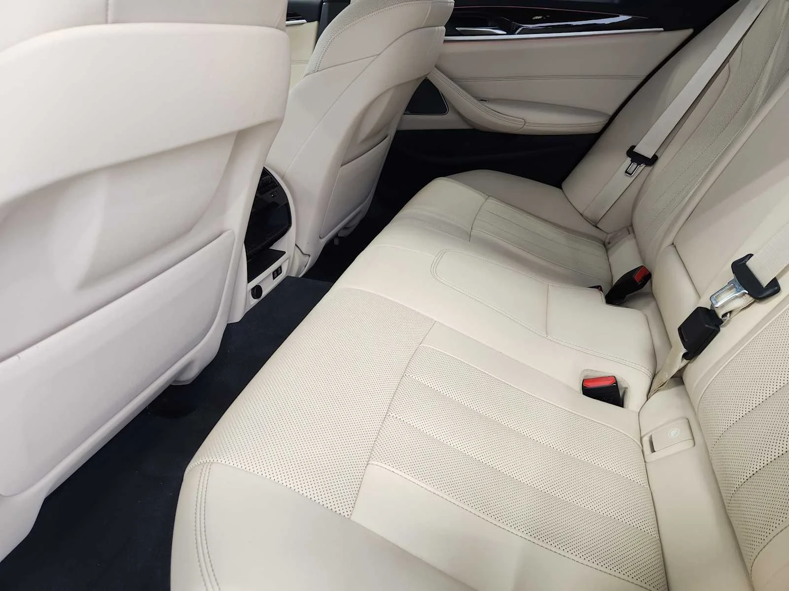 Certified Used 2023 Mineral White Metallic BMW 530i image 18