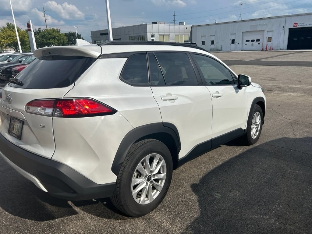 Used 2022 Pearl Toyota LE image 6
