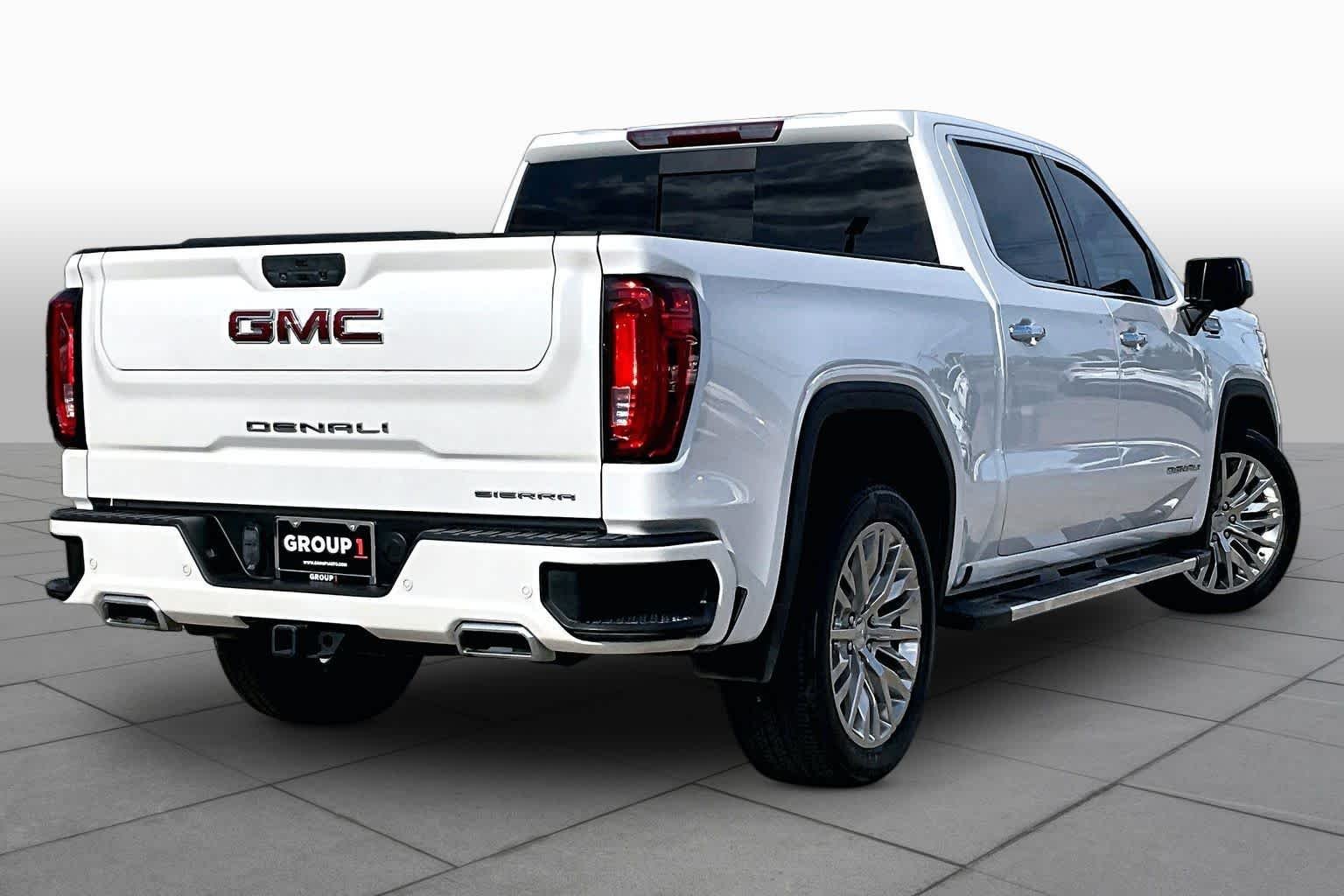 Used 2022 White Frost Tricoat GMC Denali image 13