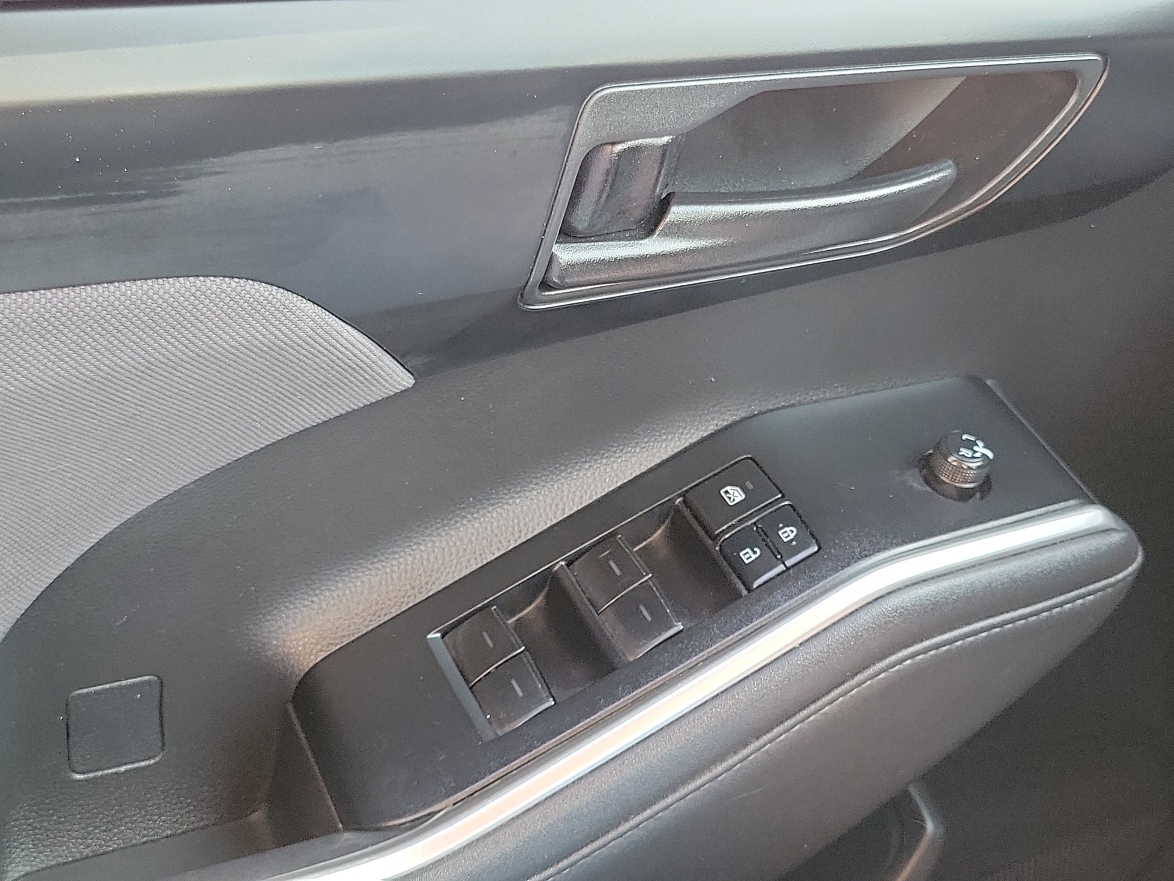 2021 Toyota Highlander LE - Photo 12