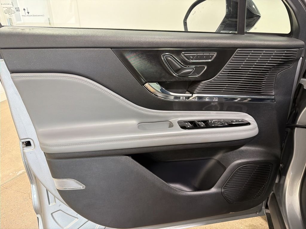 Used 2022 Silver Lincoln Standard image 9