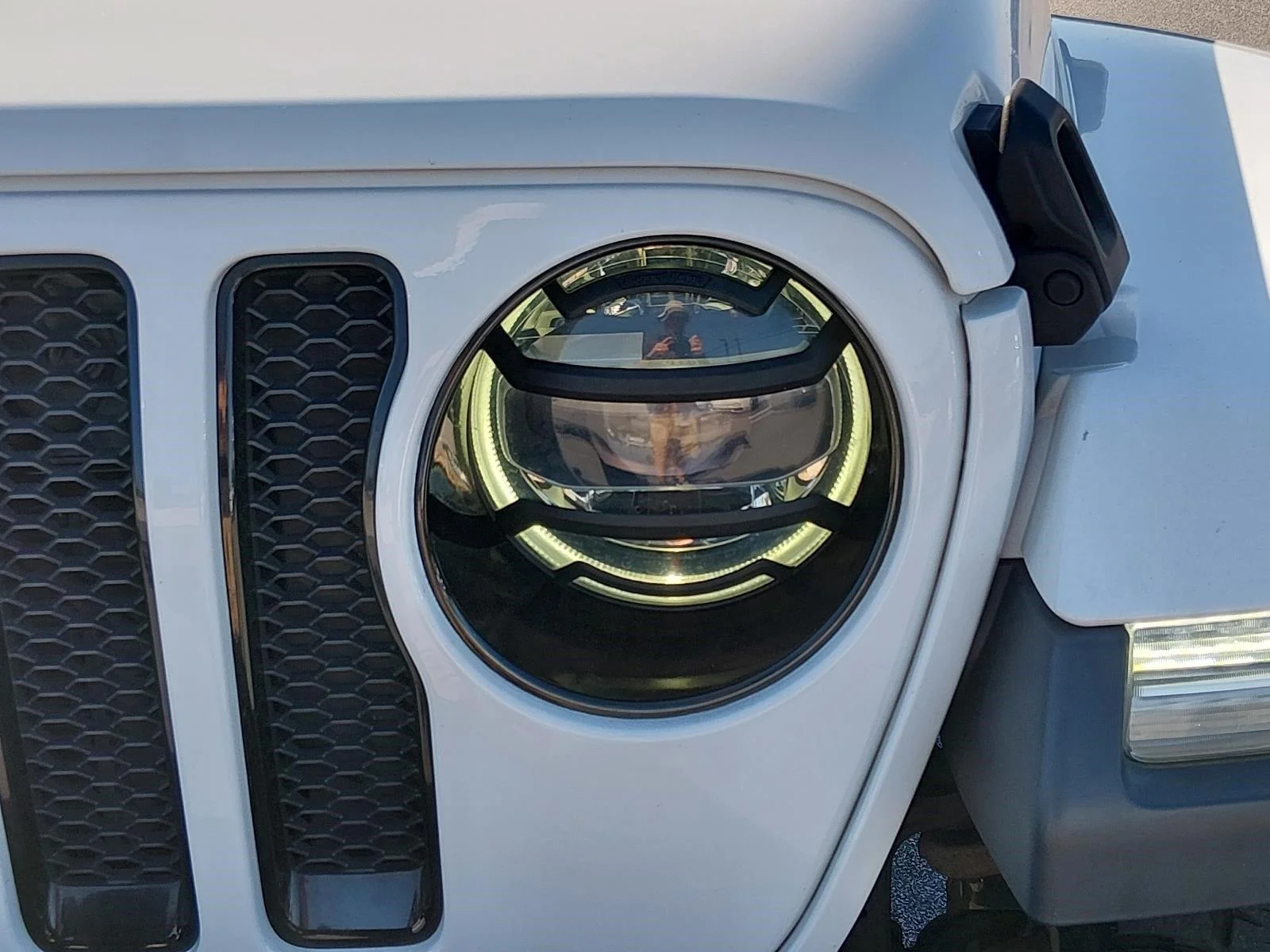 Used 2020 Bright White Clearcoat Jeep Sahara Altitude image 10