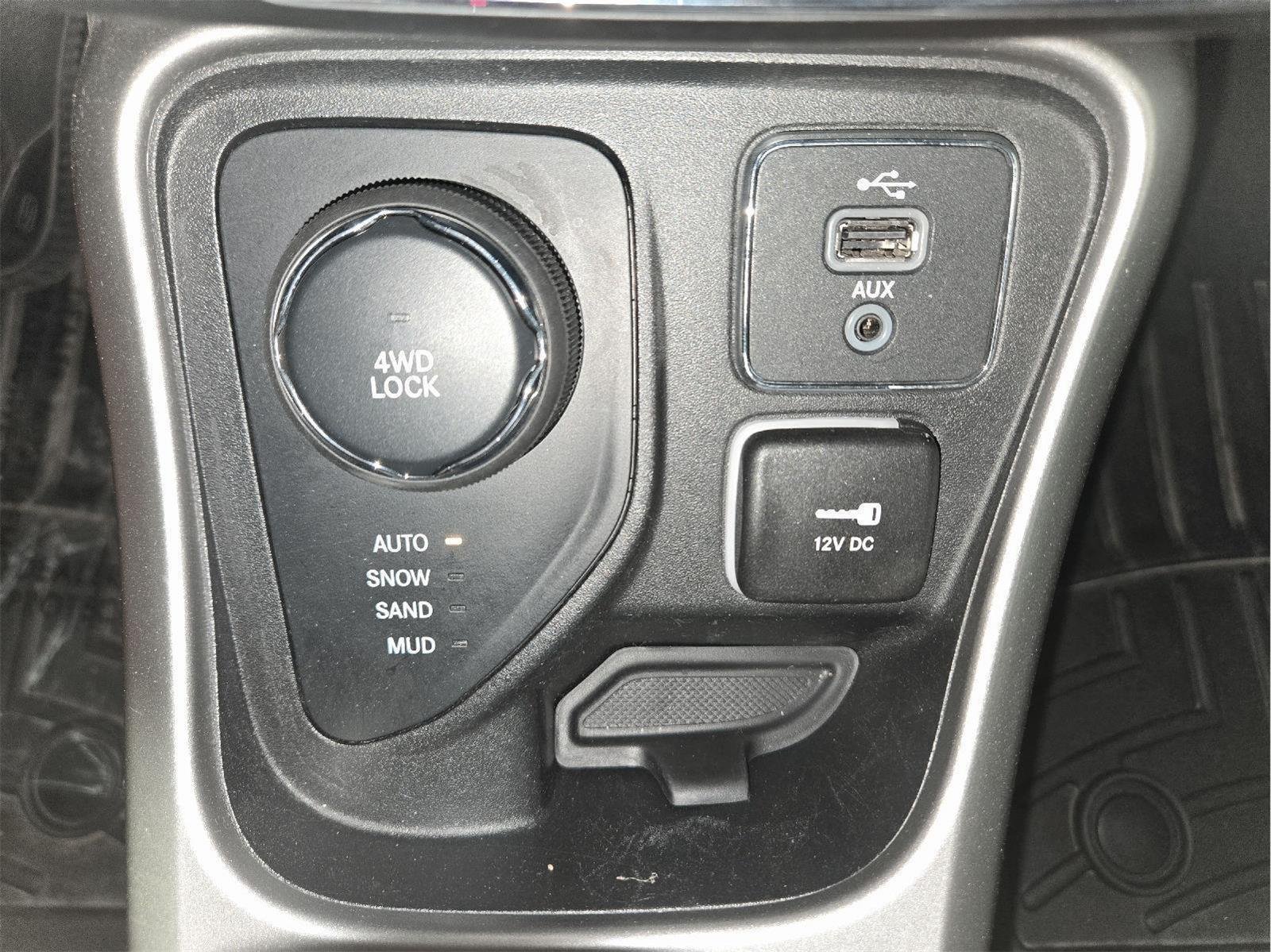 Used 2018 BLACK JEEP SPORT image 26