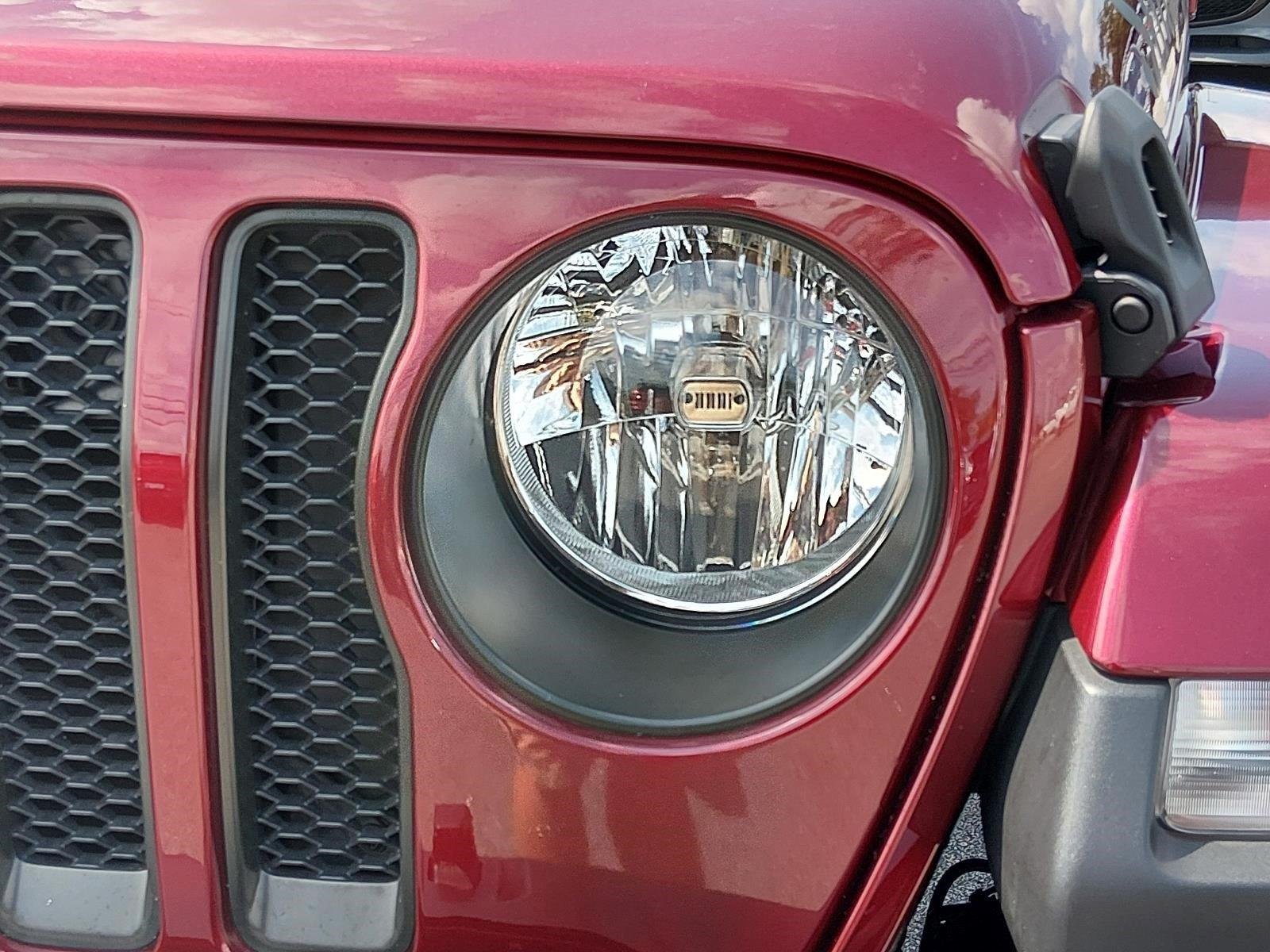 Used 2022 Snazzberry Pearlcoat Jeep Unlimited Sahara image 10