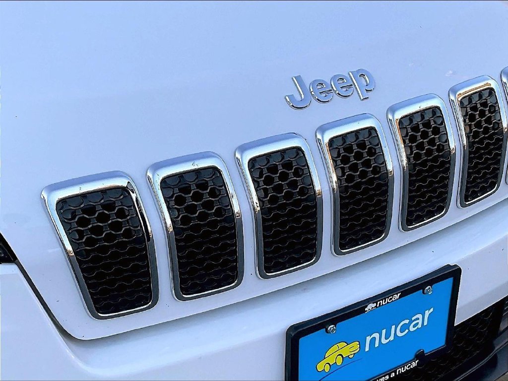 Used 2021 White Jeep Latitude image 29