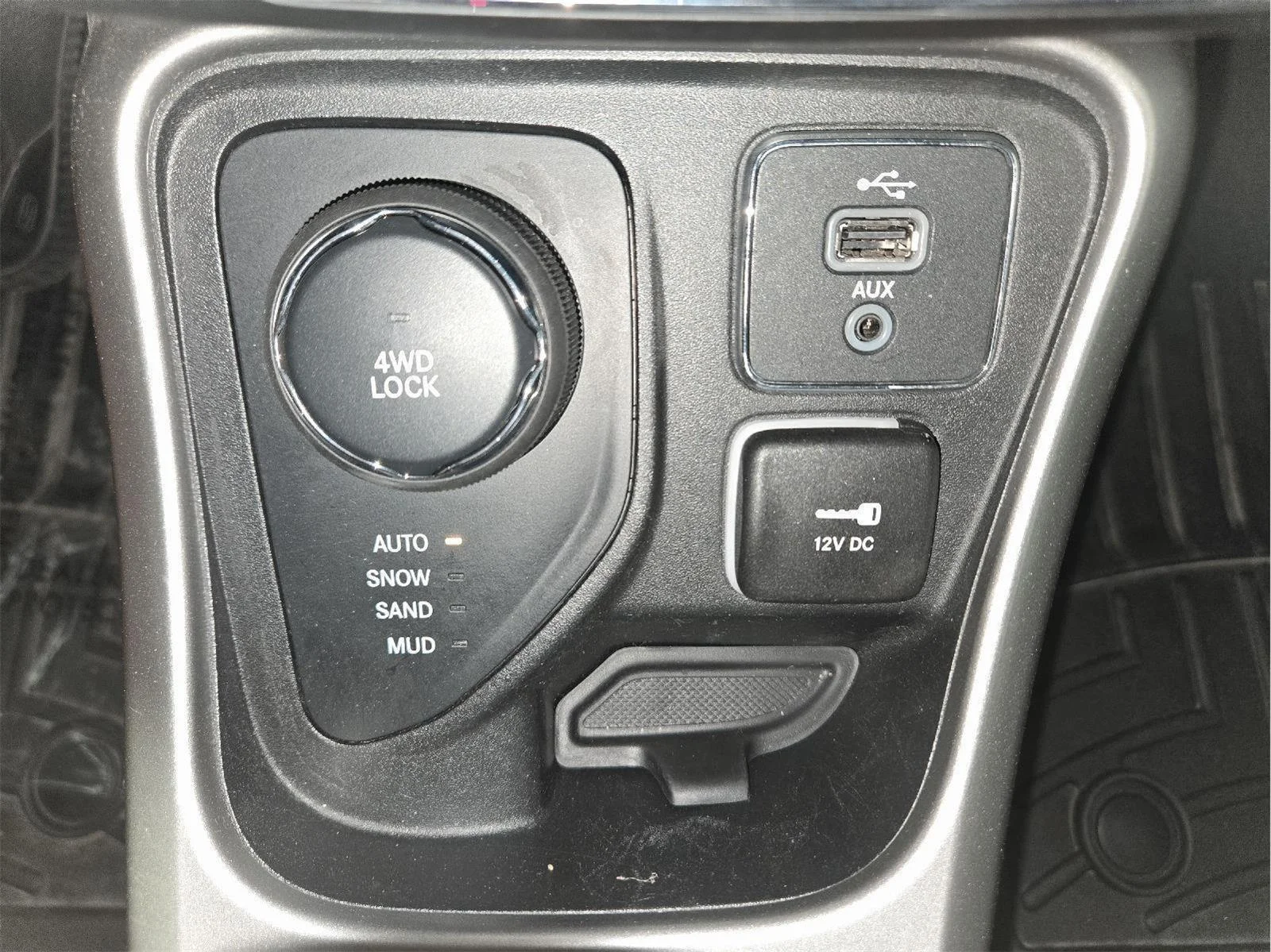 Used 2018 BLACK JEEP SPORT image 26