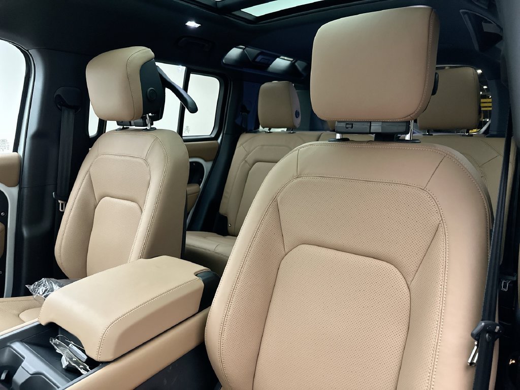 New 2026 Fuji White Land Rover X-Dynamic SE image 10