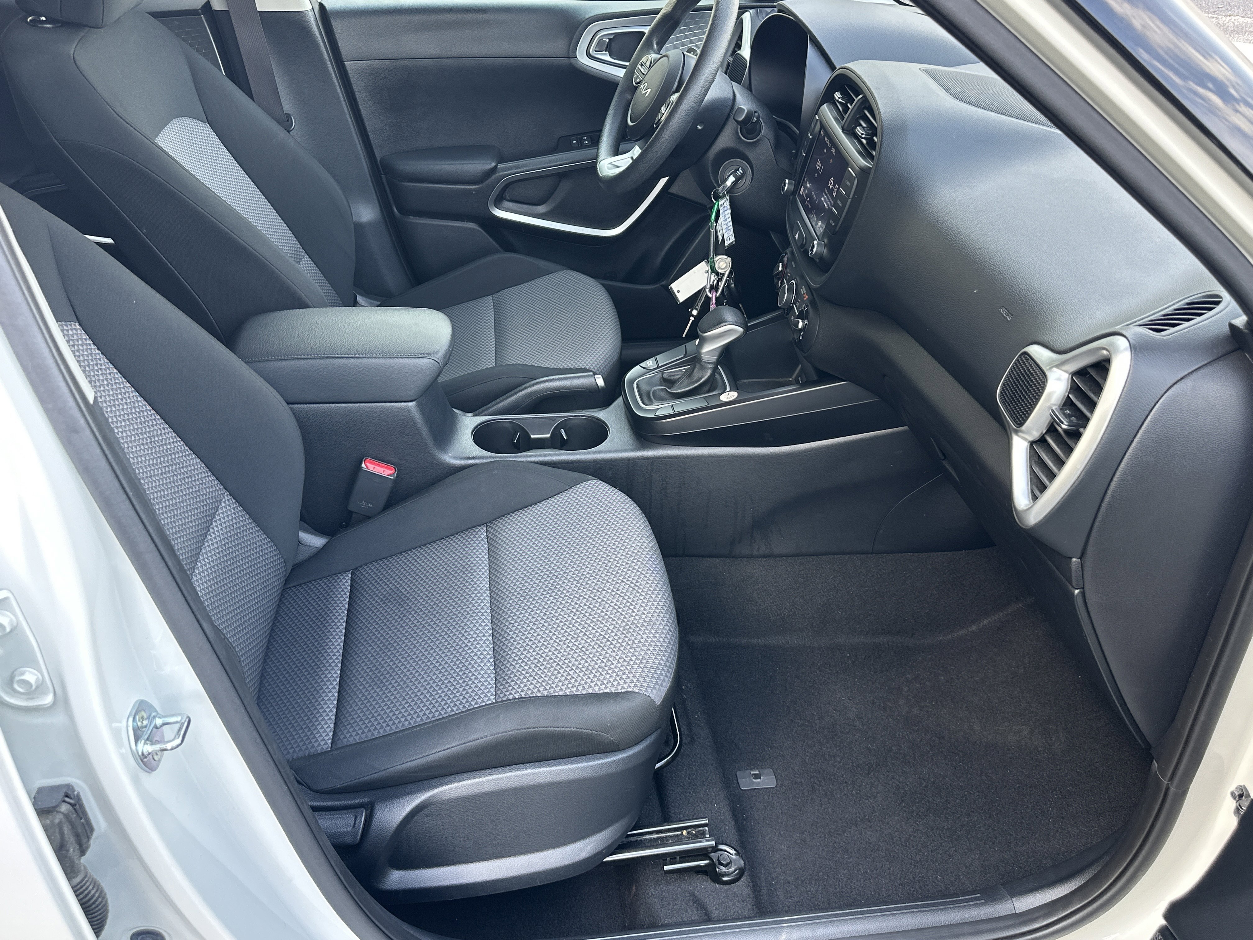 Used 2024 Snow White Pearl Kia LX image 14