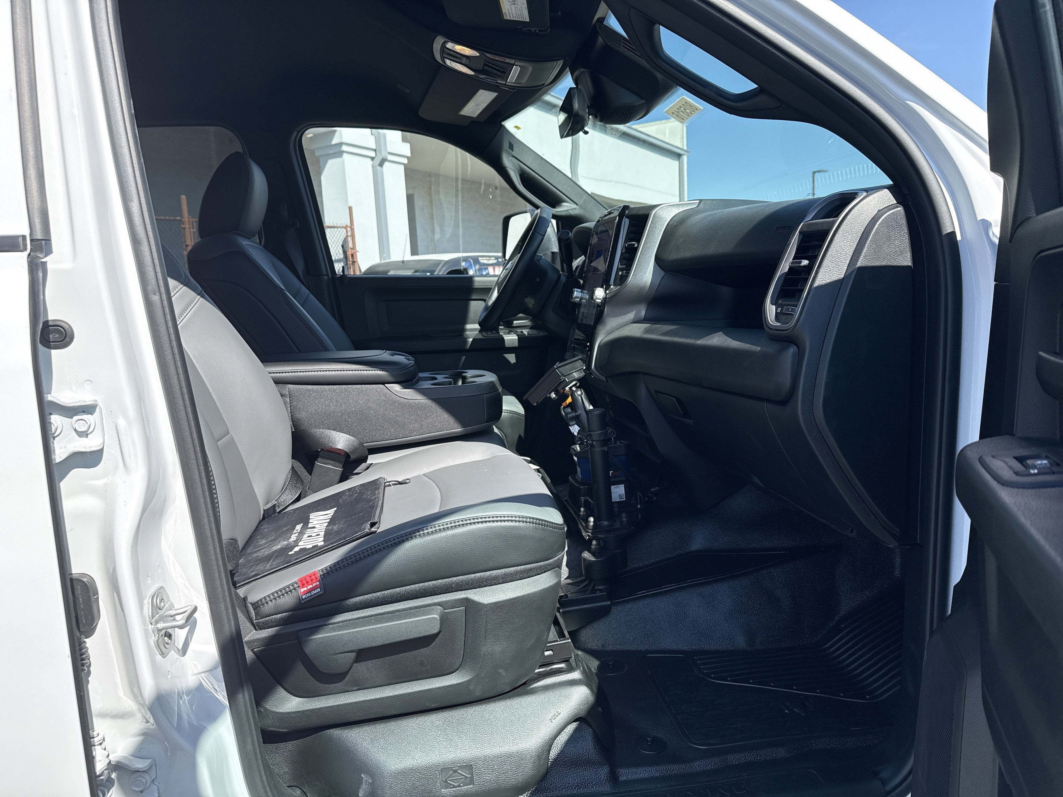 New 2026 Bright White Clear-Coat Exterior Paint RAM Tradesman image 18