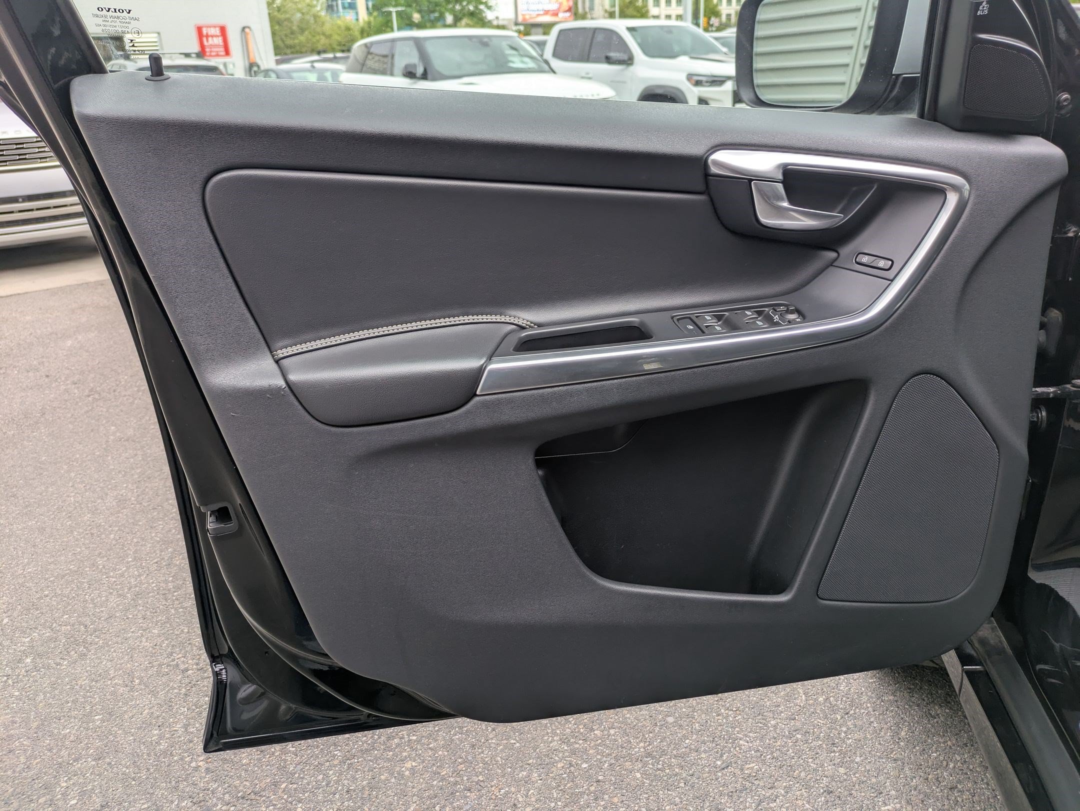 Used 2016 Onyx Black Metallic Volvo T6 R-Design Platinum image 11