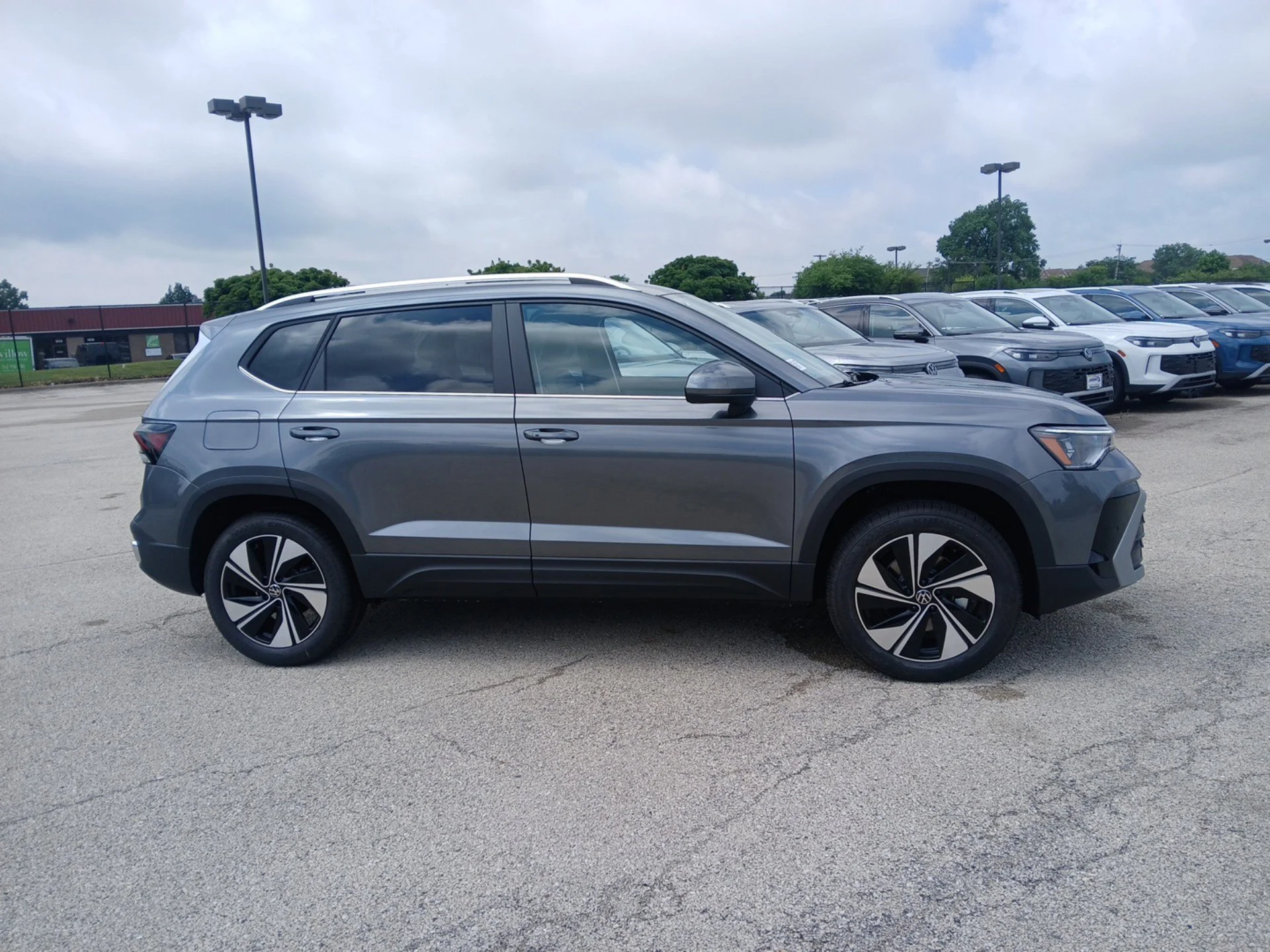 New 2026 Platinum Gray Metallic Volkswagen 1.5T SE image 3
