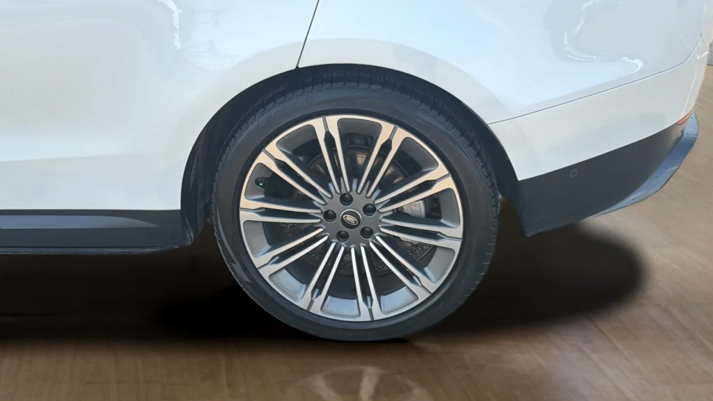 Used 2024 White Land Rover SE image 16
