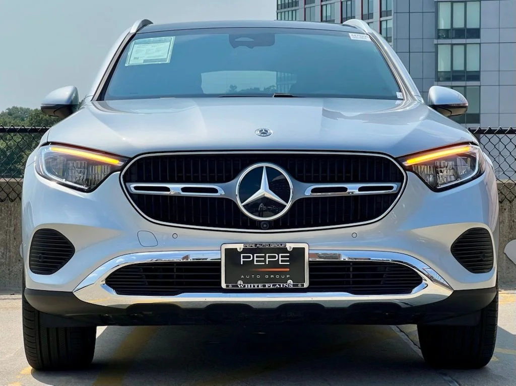 Certified Used 2026  Mercedes-Benz GLC 300 image 2