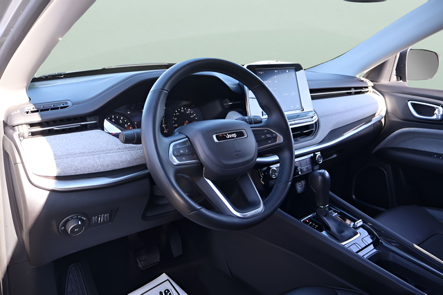 Used 2022 Silver Jeep Latitude image 14