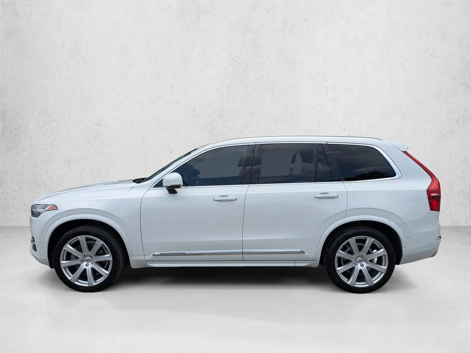 Used 2018 White Volvo Inscription image 9