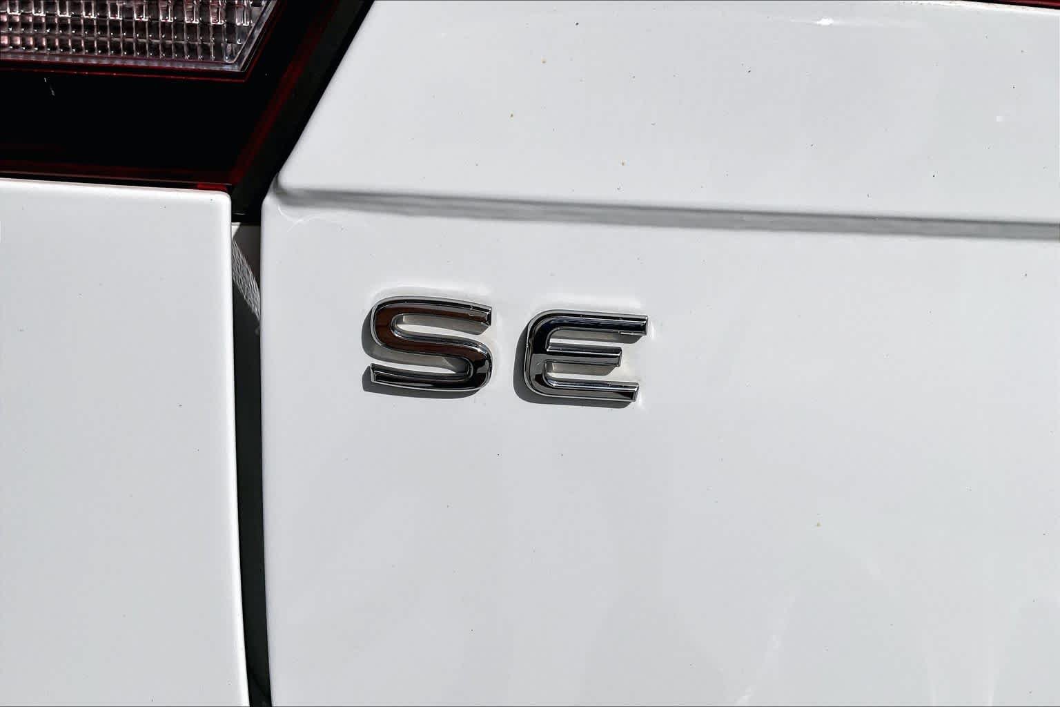 Used 2022 Pure White Volkswagen SE image 10
