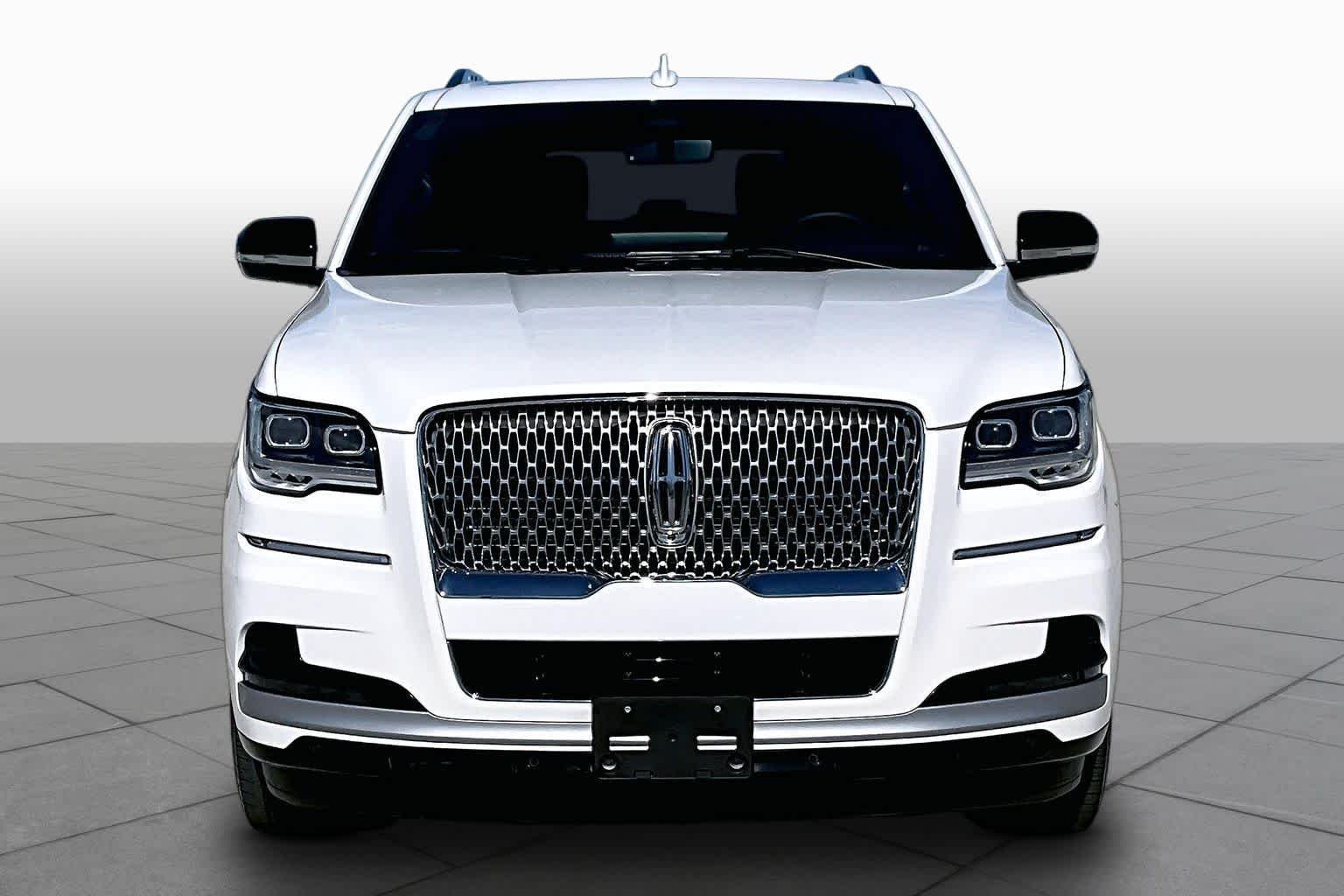 Used 2023 Pristine White Lincoln Reserve image 3