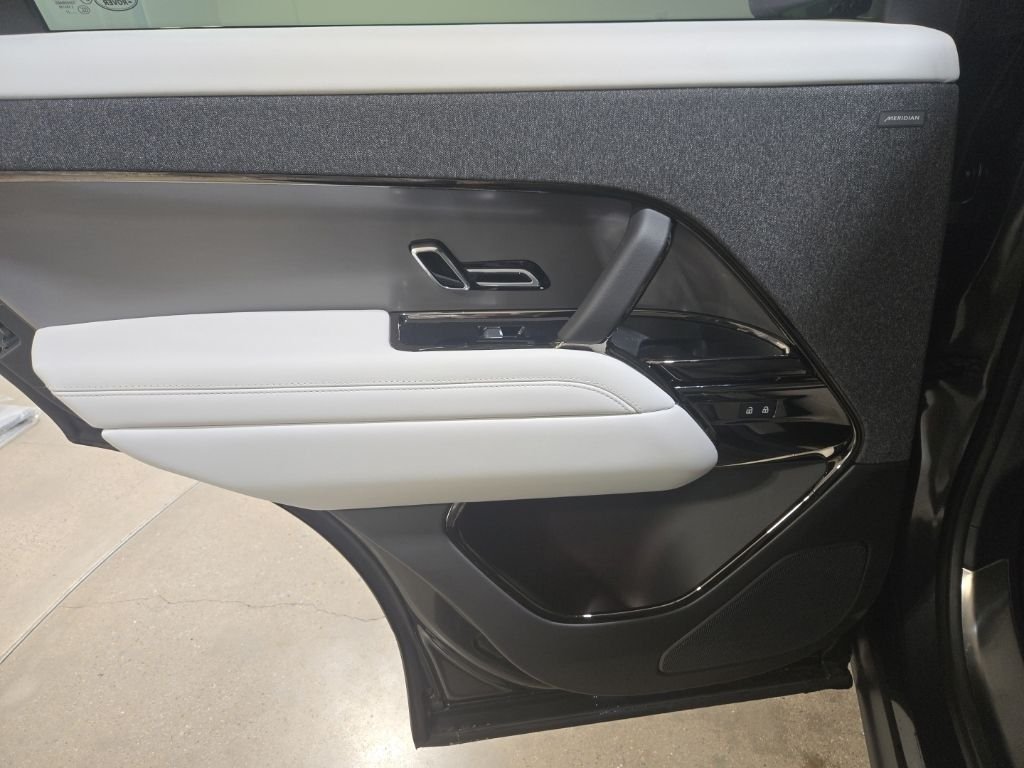 Certified Used 2023  Land Rover SE image 24