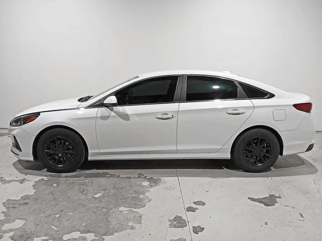 Used 2018 White Hyundai SE image 4
