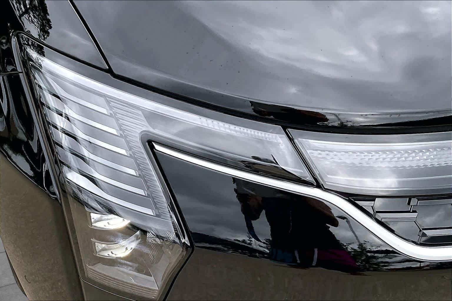 New 2027 Diamond Black Crystal Pearl-Coat Exterior Paint Chrysler Limited image 13