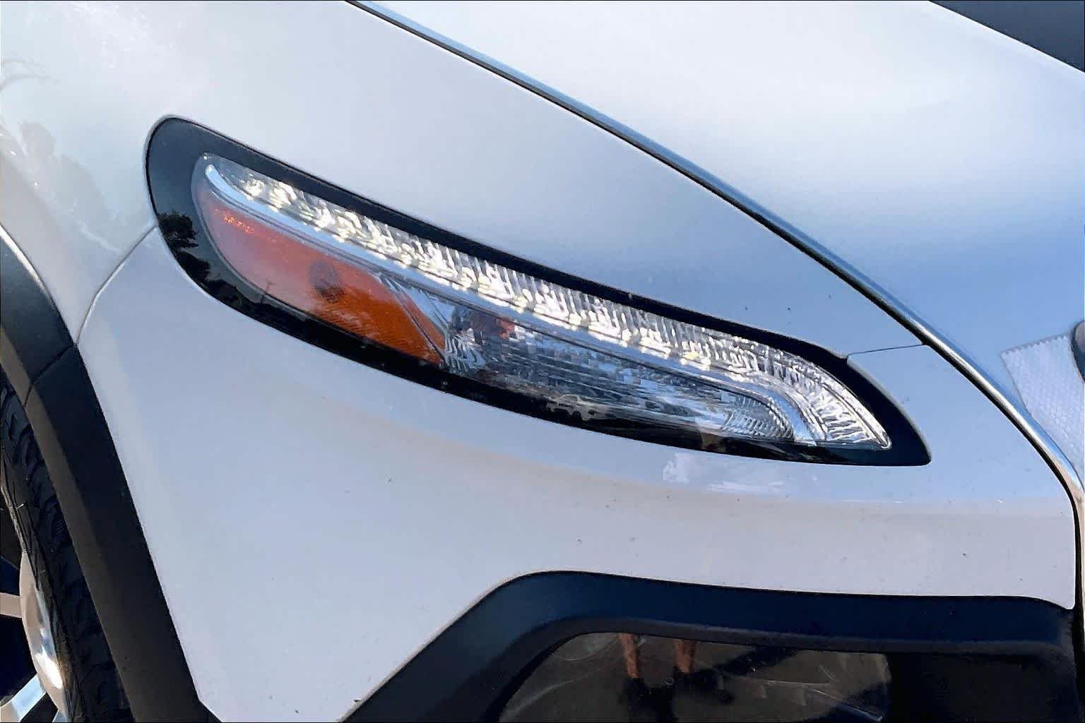 Used 2016 Bright White Clearcoat Jeep Trailhawk image 27