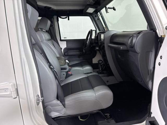 Used 2010 White Jeep Unlimited Rubicon image 4