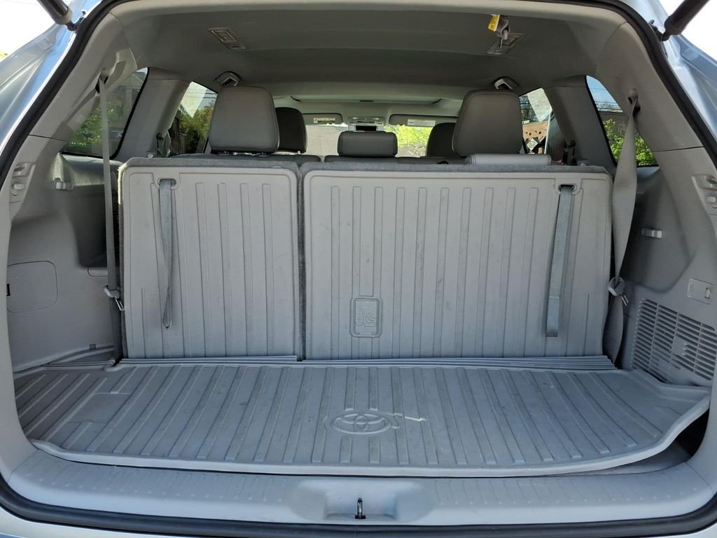 Used 2018 Silver Toyota XLE image 9