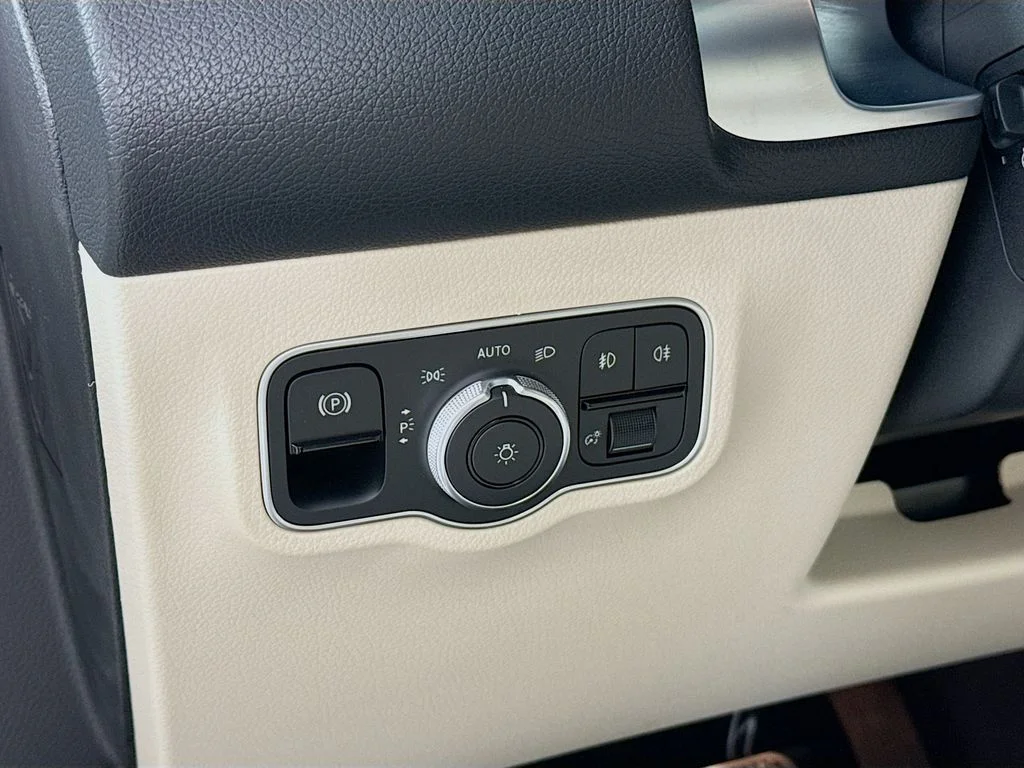 Certified Used 2025 Polar White Mercedes-Benz GLB 250 image 11