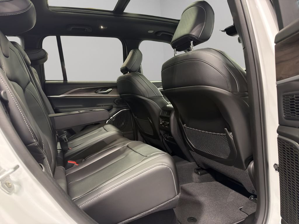 New 2026 Bright White Clear-Coat Exterior Paint Jeep Limited image 18