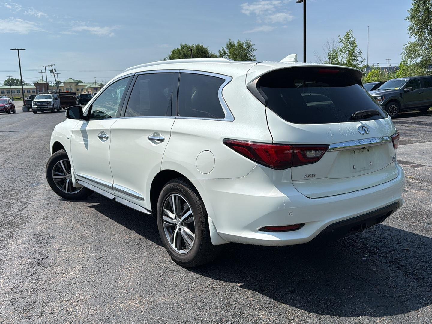 Used 2020 Majestic White INFINITI LUXE image 3