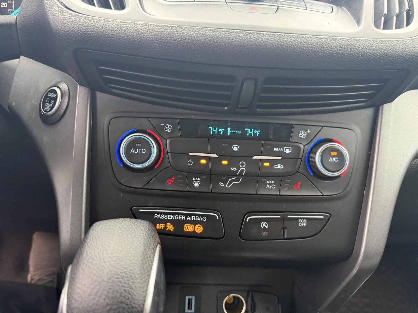 Used 2019 Wh Ford SE image 12