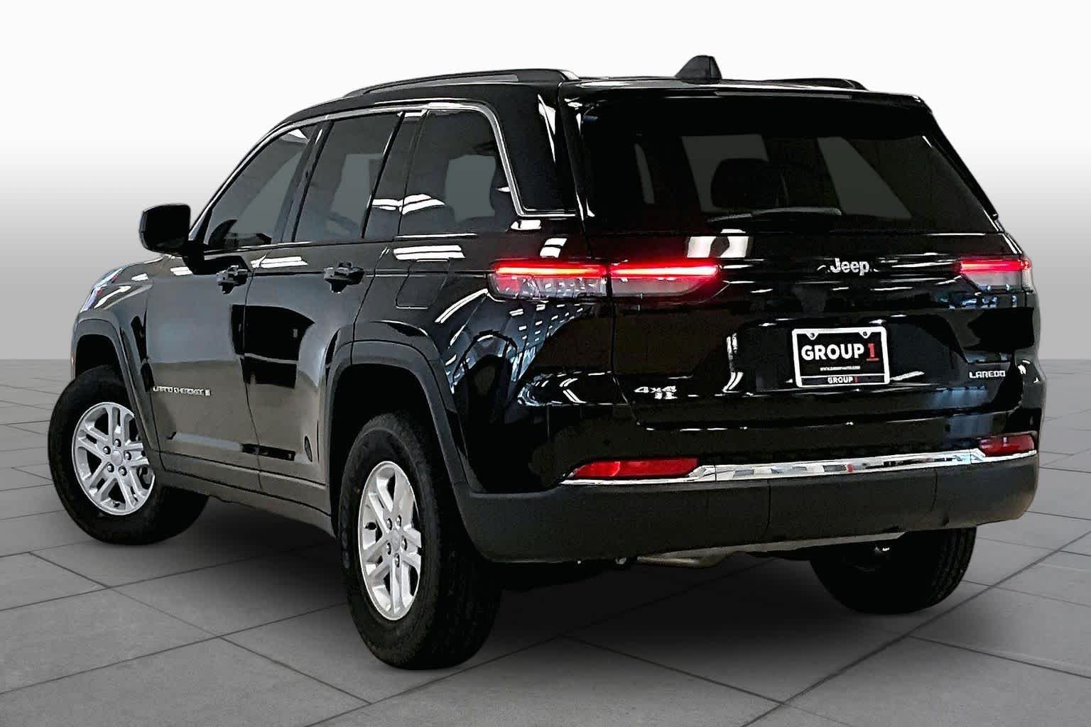 Used 2023 Diamond Black Crystal Pearlcoat Jeep Laredo image 11