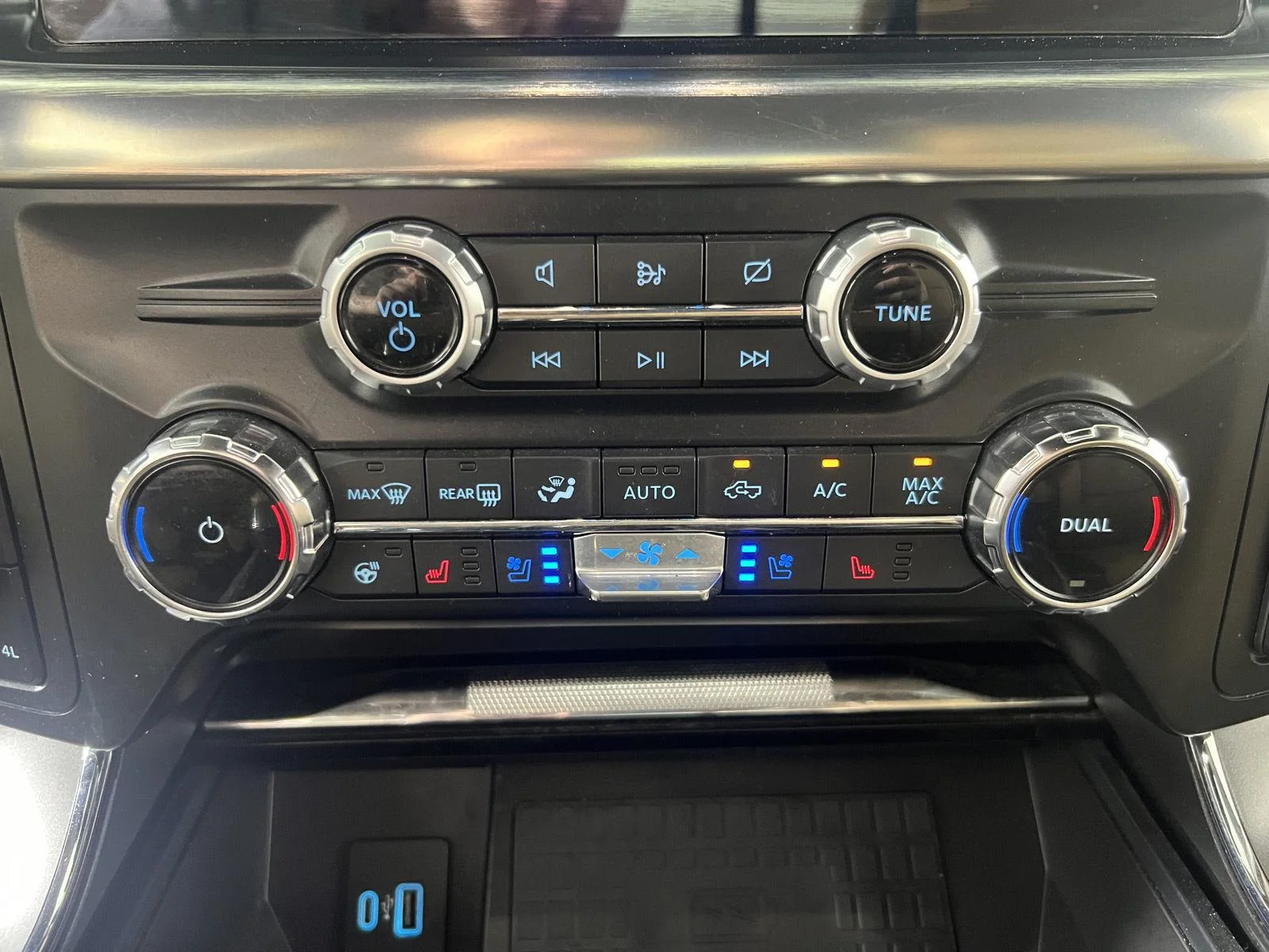Used 2022 Smoked Quartz Metallic Tinted Clearcoat Ford LARIAT image 19