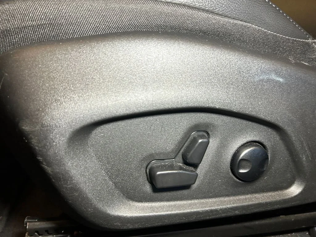 Used 2025 Red Hot Pearlcoat Jeep Limited image 22