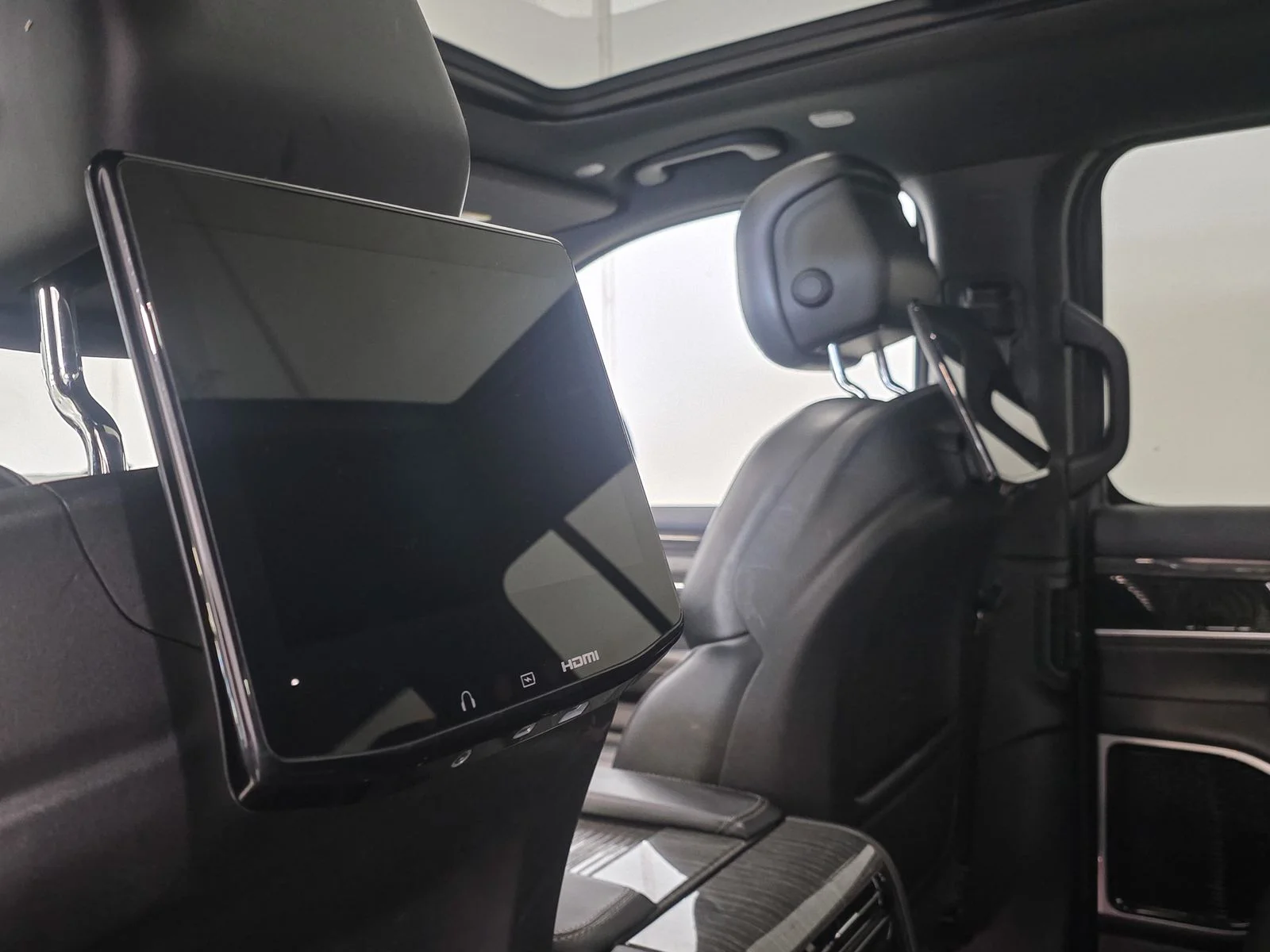 Used 2022 White Jeep Series III image 23