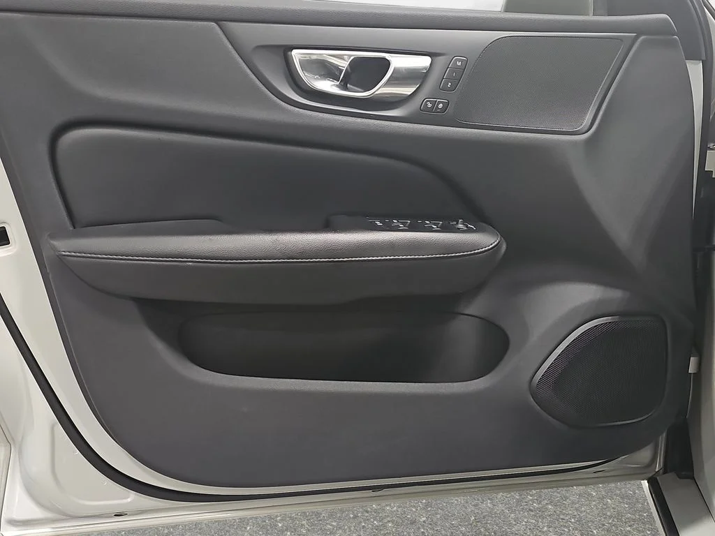 Used 2019 Beige Volvo T5 Momentum image 29
