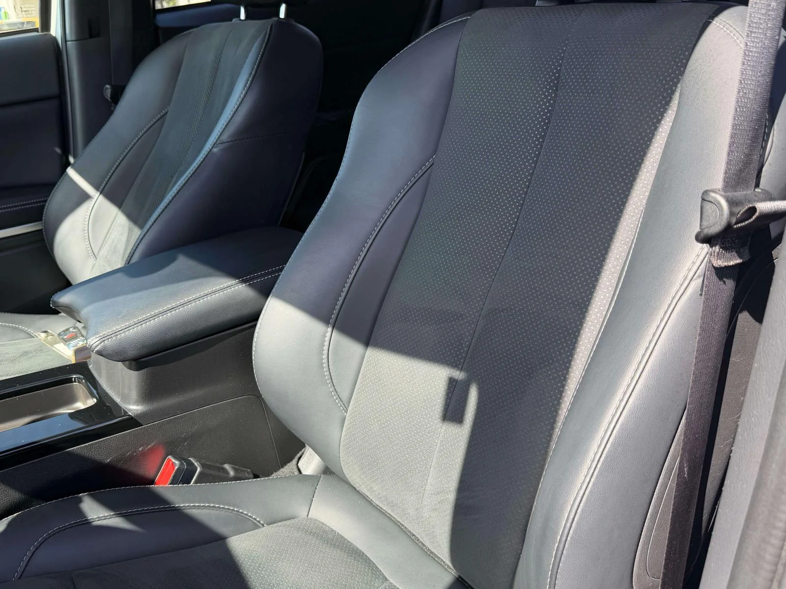 Used 2025 White Diamond Mitsubishi SE image 38