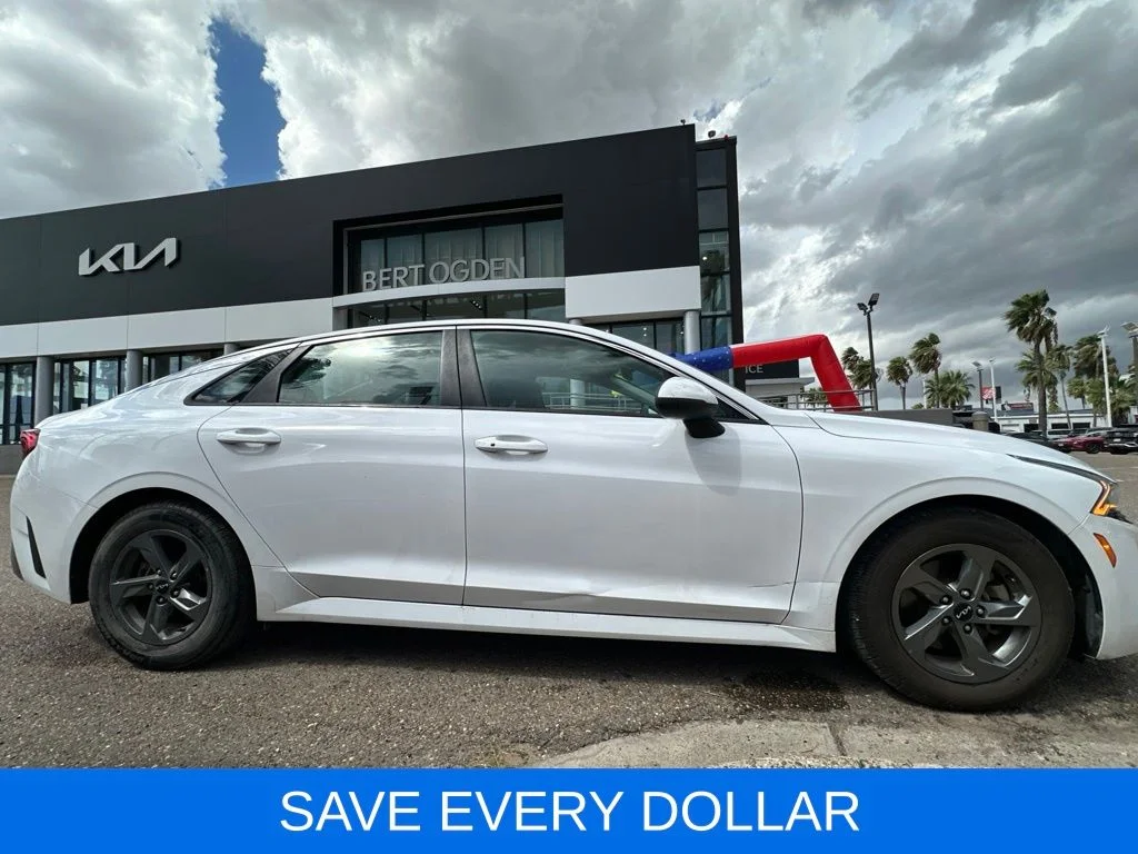 Used 2022 White Kia LXS image 3