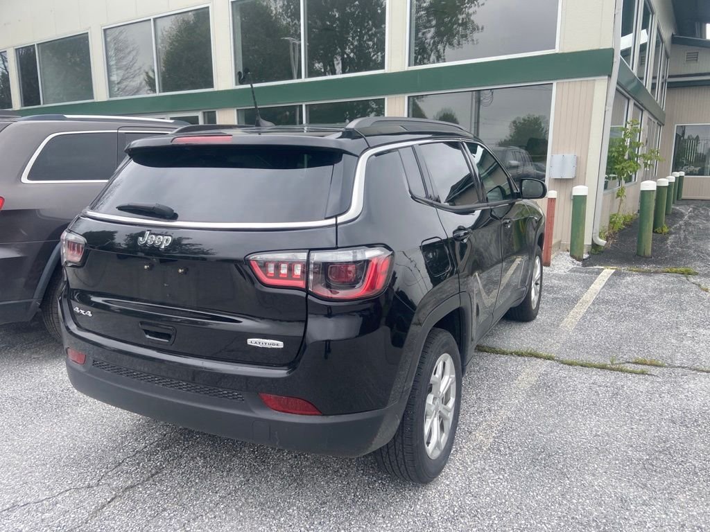 Used 2024 Diamond Black Crystal Pearlcoat Jeep Latitude image 5