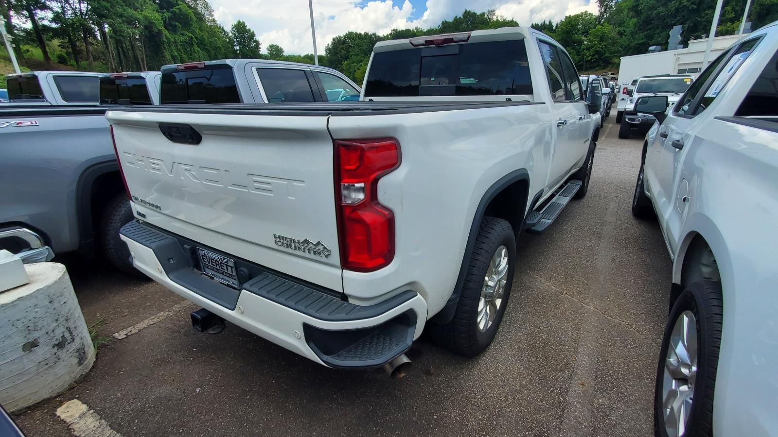 Used 2022 Summit White Chevrolet High Country image 9
