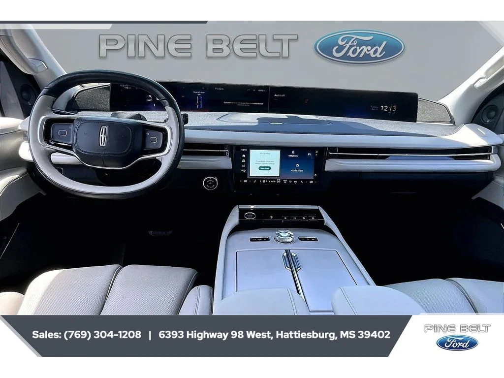 Used 2025 Pristine White Metallic Tri-Coat Lincoln Reserve image 13