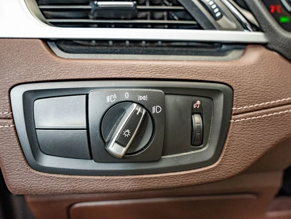Used 2021 Black Sapphire Metallic BMW sDrive28i image 28