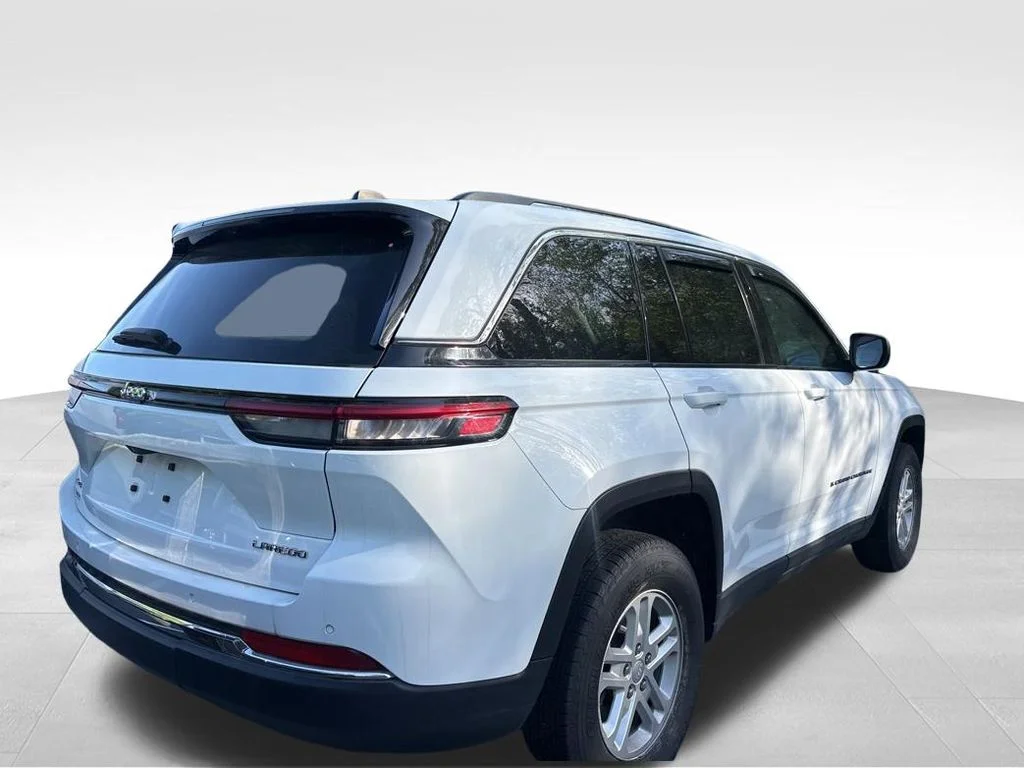 Used 2023 White Jeep Laredo image 18